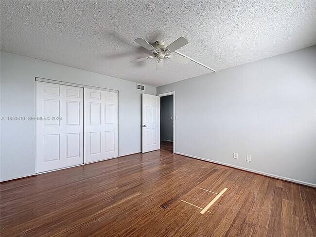 Building Photo - 1100 SE 4th Ave