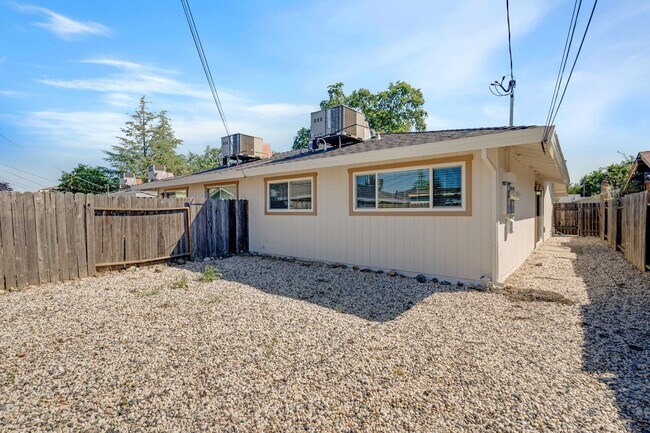 Building Photo - Updated Orangevale Duplex with Private Yard and Garage!