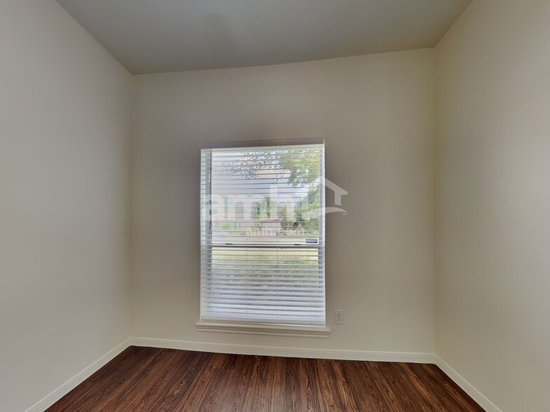 Building Photo - 9710 Sundew Dr