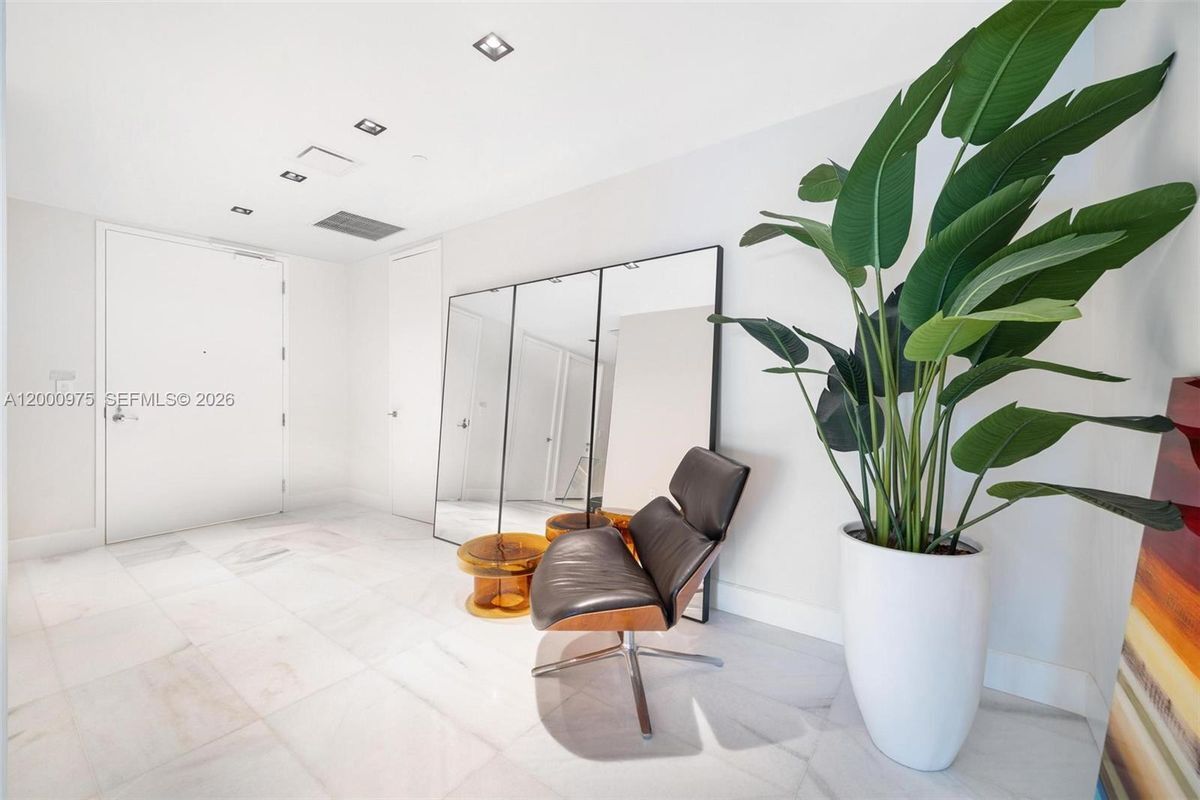 Building Photo - 700 NE 26th Terrace