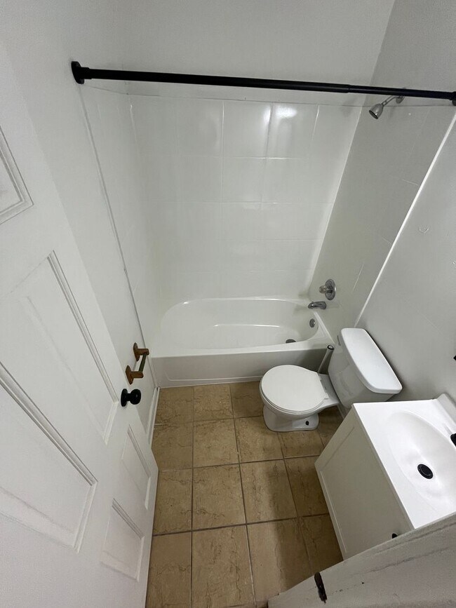 Building Photo - New 2 bedroom listing!