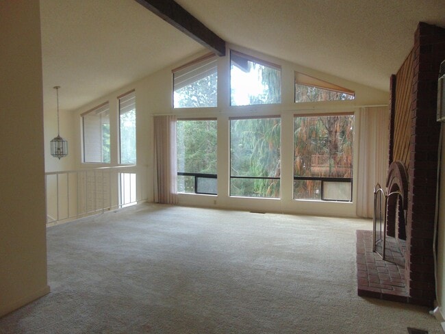 Building Photo - Great 4BR 2.5BA Split Entry Home in Quiet Forest Park Neighborhood