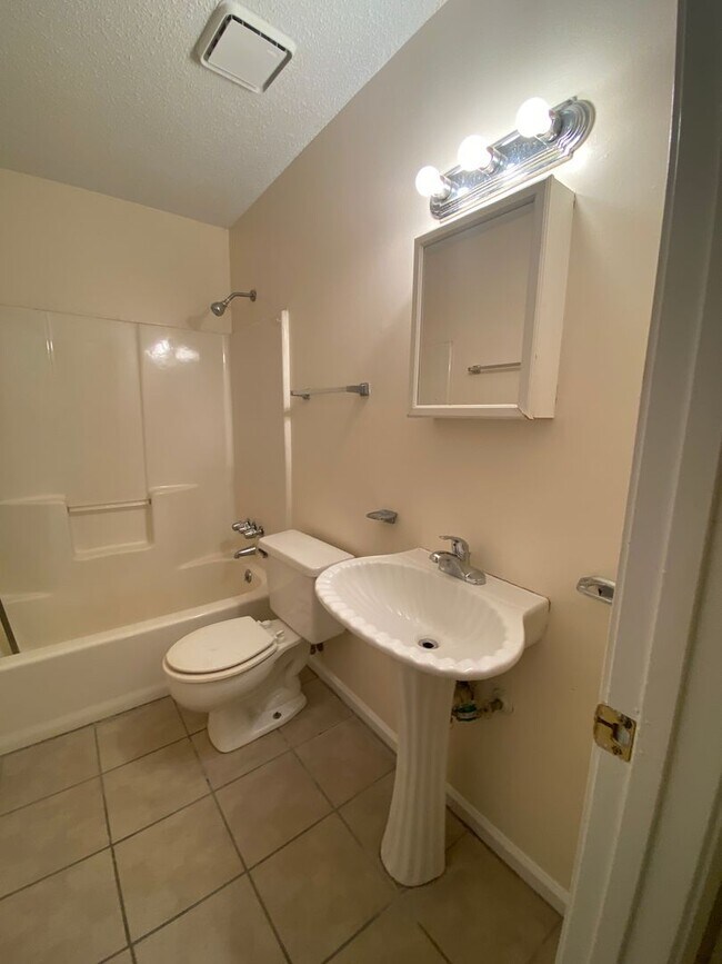 Building Photo - 185/187 Shoemaker Ct