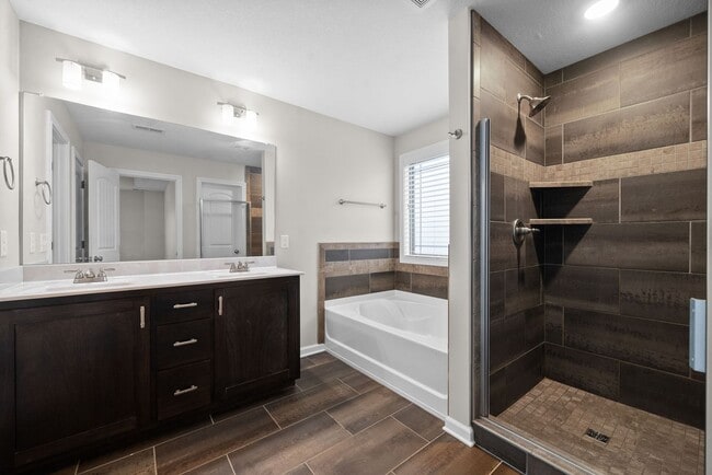 Building Photo - Pet Friendly Three Bedroom in Rossview!