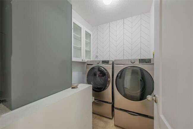 Building Photo - 6147 NW Butterfly Orchid Pl