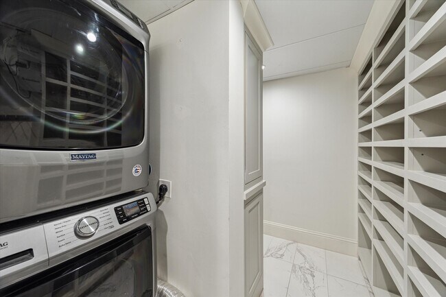 Building Photo - 15 Greenway Plz