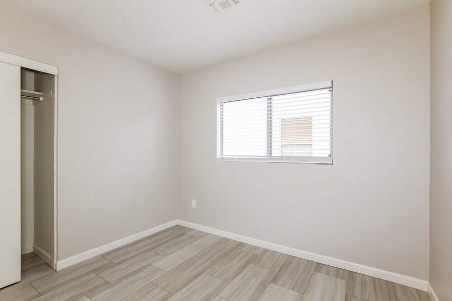 Building Photo - 11621 W Bloomfield Rd