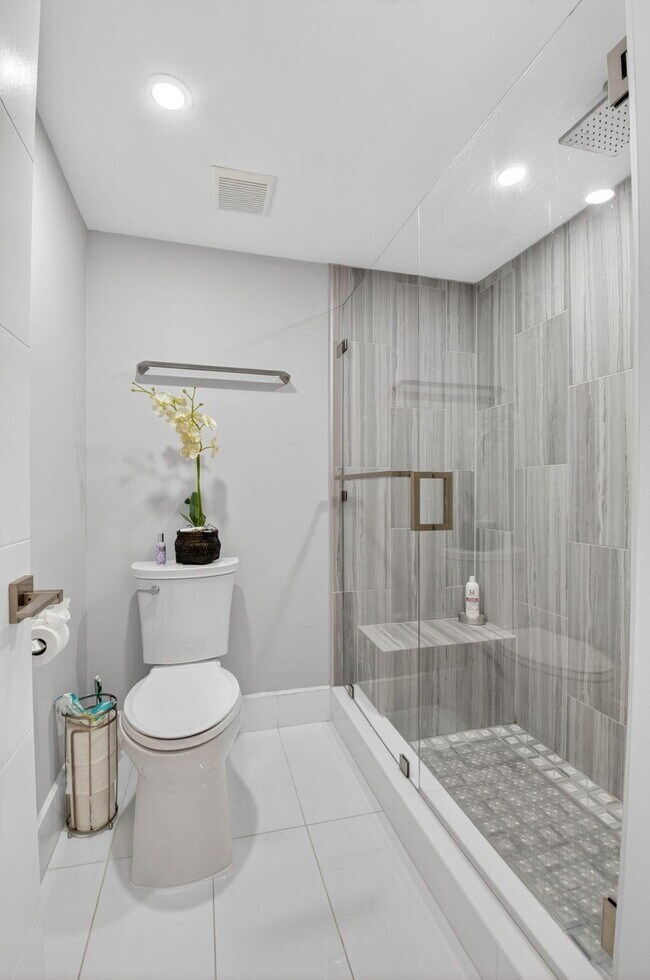 Building Photo - 9299 Vista Del Lago