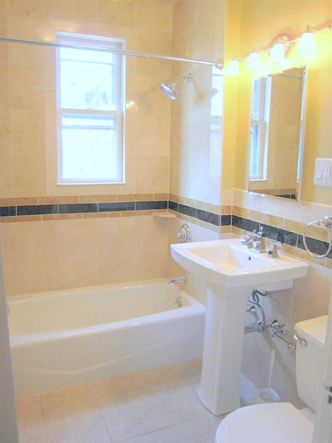 Building Photo - 168 Norfolk St