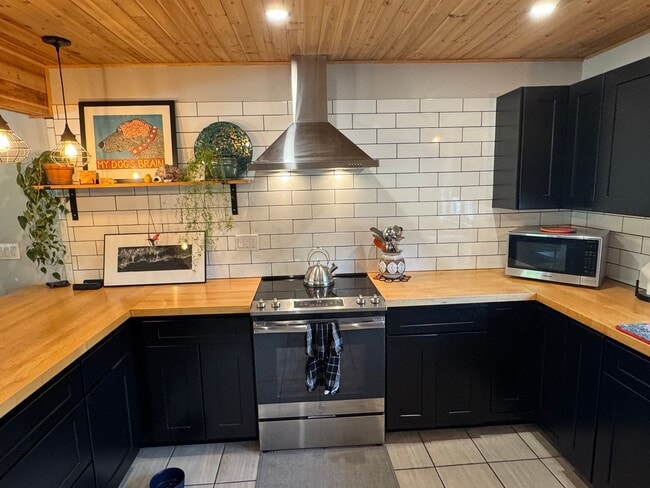Building Photo - Beautifully Maintained 2 Bedroom Single Fa...