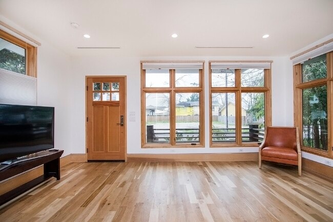 Building Photo - 811 E 23rd St