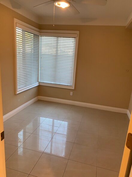 Building Photo - 2602 W Columbine Ave