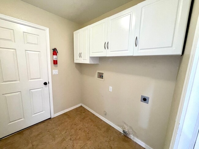 Building Photo - Beautiful 3 Bedroom Home in Cul de Sac!
