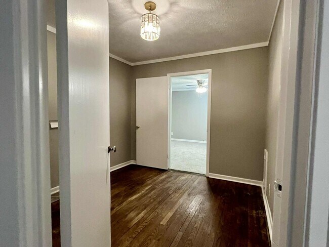 Building Photo - 9529 Chesterfield Dr