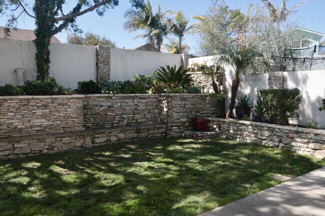 Building Photo - Large 5 Bedroom Single Family Home Near Da...