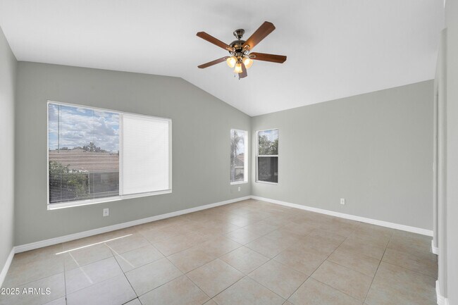 Building Photo - 913 W Juanita Ave