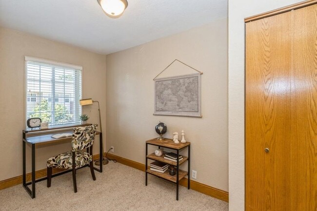 Building Photo - 300 Grandview Ct