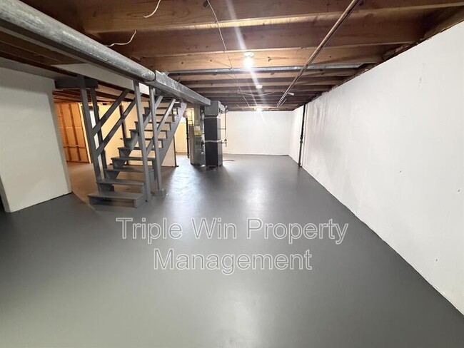 Building Photo - 2450 Jenkee Dr