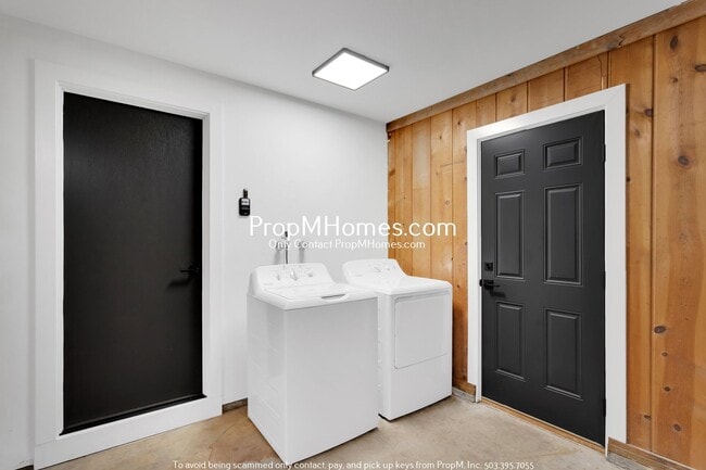 Building Photo - Newly Updated 3 Bedroom Aloha Home - Huge Yard!