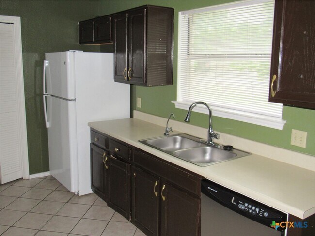 Building Photo - 4802 Shawn Dr