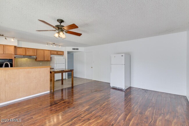Building Photo - 1623 E Del Rio Dr