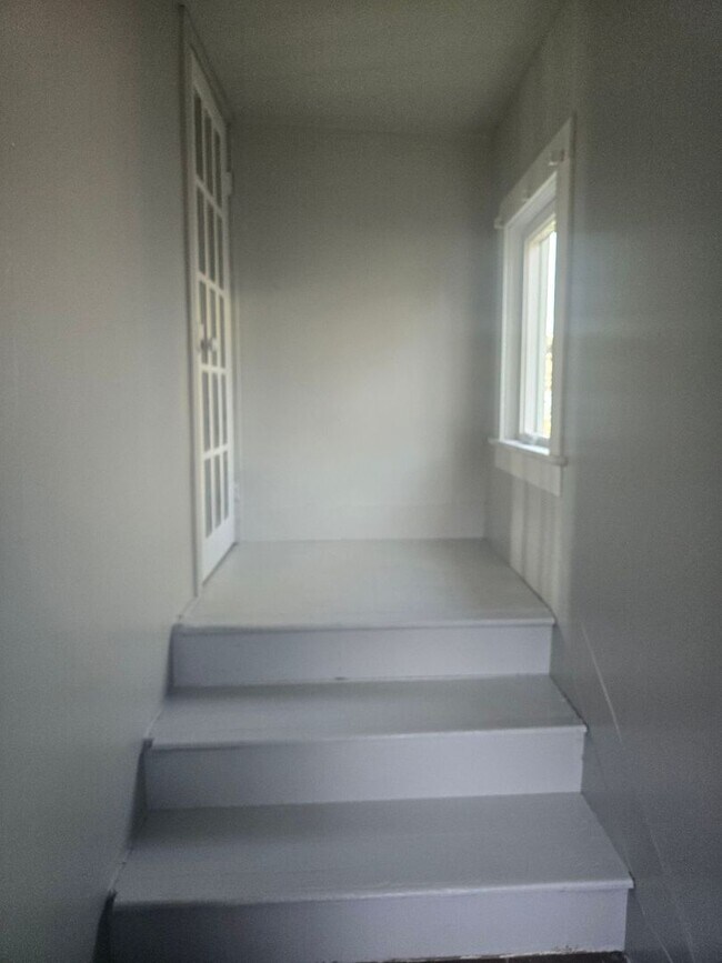 Building Photo - 3 bedroom 2 bath house