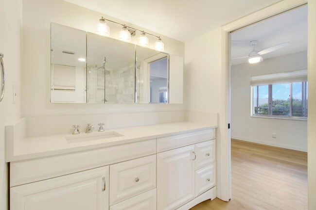 Building Photo - 2770 Garden Dr S