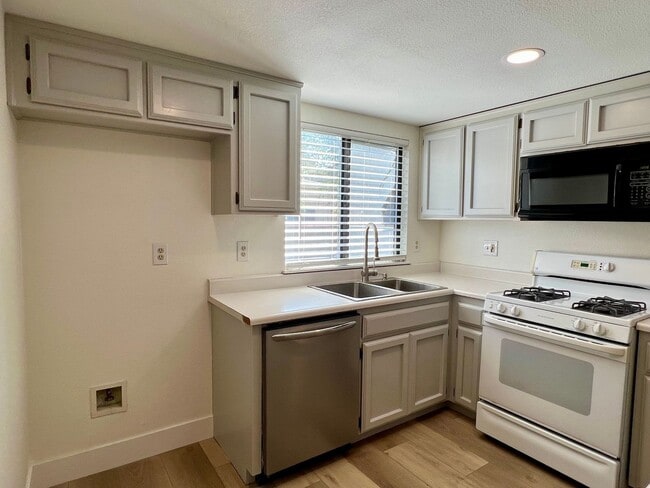 Building Photo - 817 Quail Ln