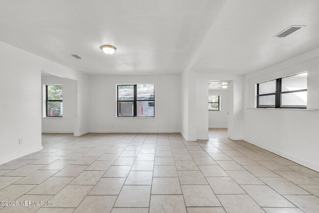 Building Photo - 1830 W 27th St