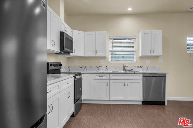 Building Photo - 6625 Duchess Dr