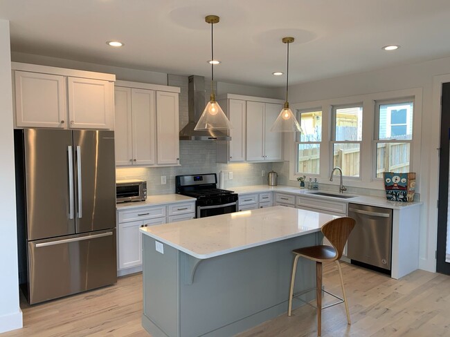 Building Photo - 4 Bed 3.5 Bath in Edgefield Home