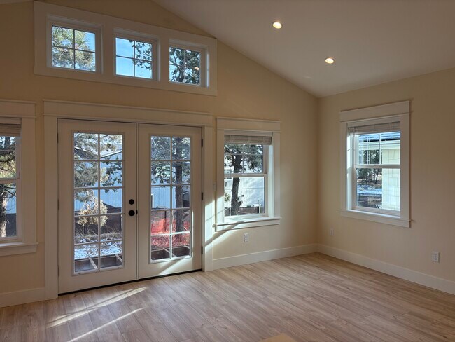 Building Photo - 480 SE Reed Market Rd