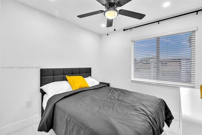 Building Photo - 923 NW 110th St