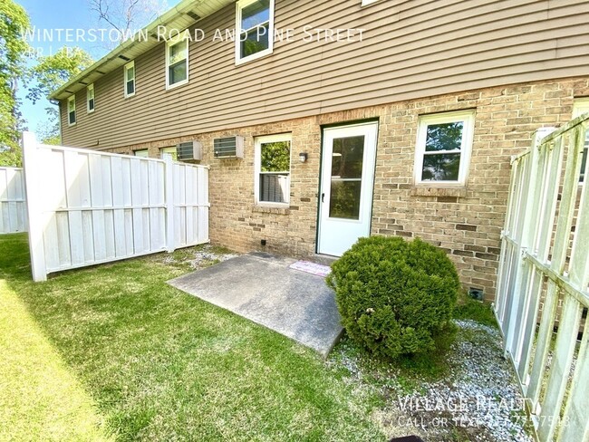 Building Photo - Large 2-Bedroom Townhome in Red Lion! Pati...