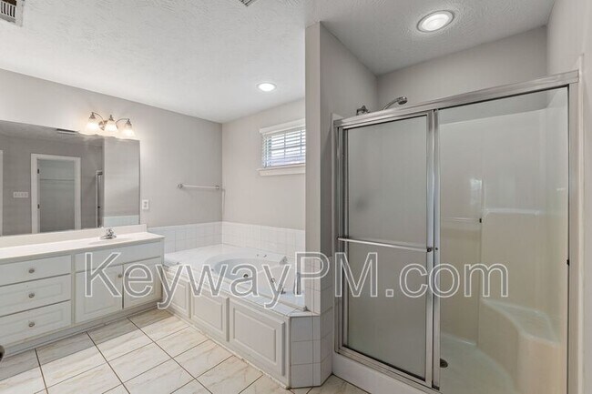 Building Photo - 633 Ventana Dr