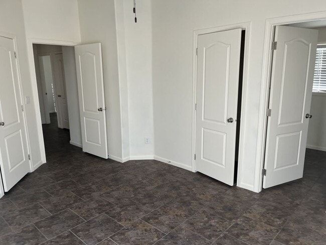 Building Photo - 5303 E Twain Ave