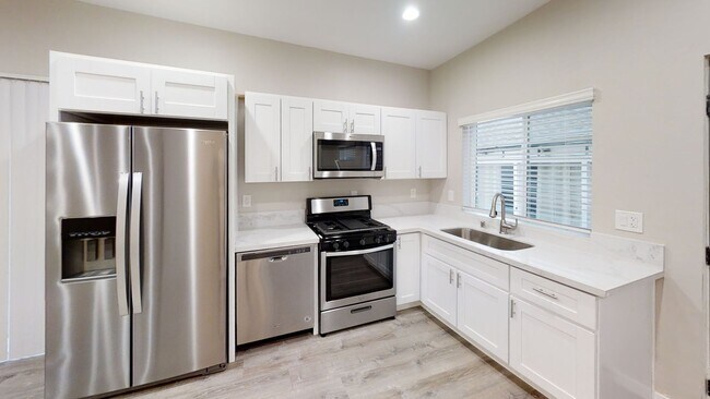 Building Photo - 4BD/2BA on Montezuma! (Lease out, pending ...