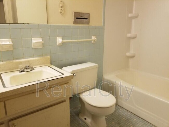 Building Photo - 818 N Highland Ave