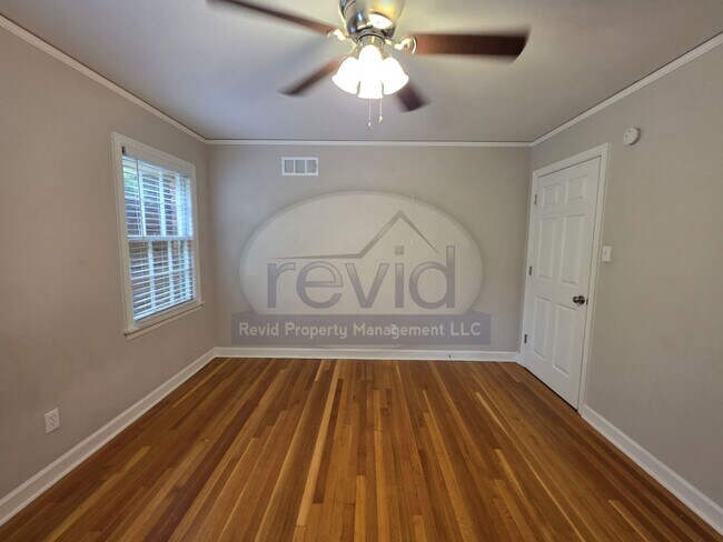 Building Photo - Elegant 4-Bedroom Home in the Heart of East Memphis!!
