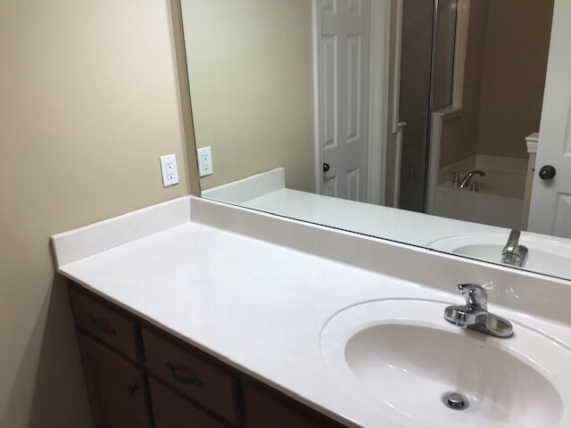 Building Photo - 100 Clay Hills Dr