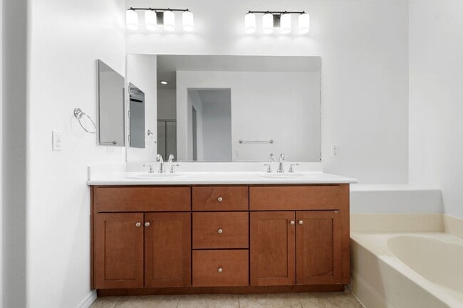 Building Photo - Prime Location! RARE Opportunity to LEASE 4/3.5 Spacious TownHome IN GARDEN GROVE!