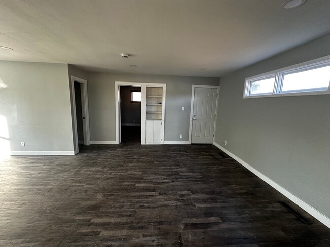 Building Photo - 1946 St Lawrence Ave