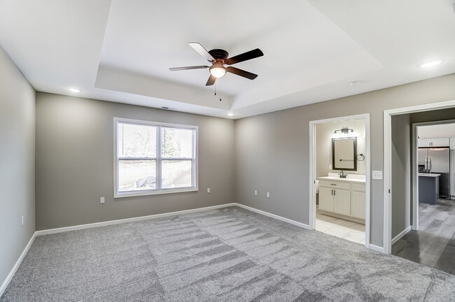 Building Photo - 664 Hollar Dr