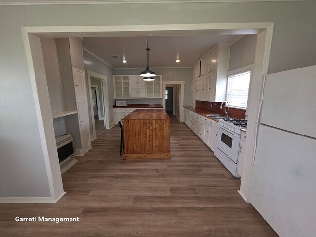 Building Photo - Cute 3/2 Home in Lometa, TX