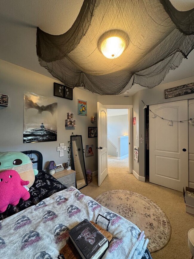 Building Photo - HUGE PET FRIENDLY Rental