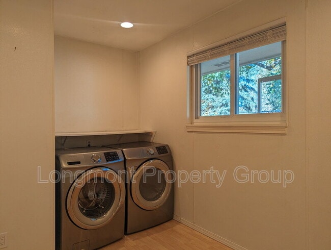 Building Photo - 305 Cottonwood Ct