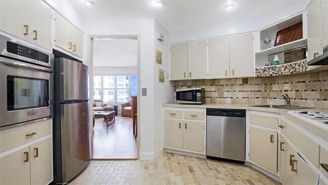 Building Photo - 3700 Galt Ocean Dr