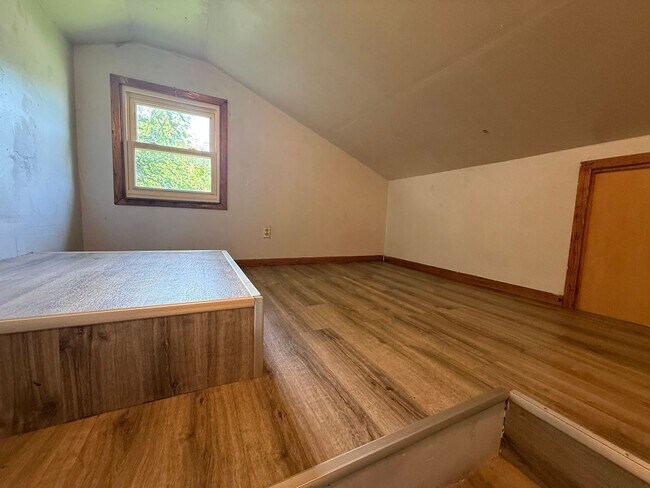 Building Photo - Cute 2 Bedroom 1 Bath with bonus room!