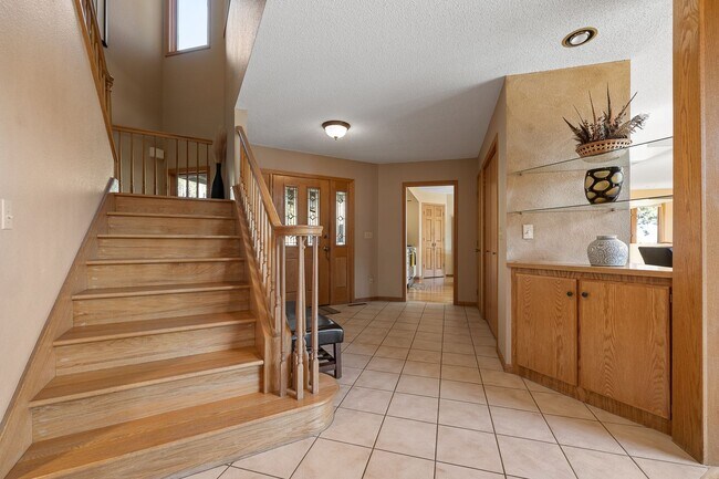 Building Photo - Fully furnished Rental