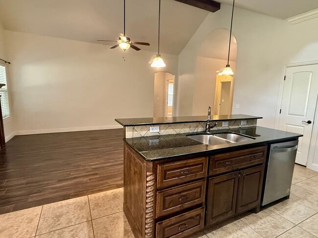 Building Photo - Beautiful 4 Bed, 2 Bath, 3 Car Home in Edm...